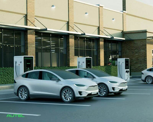 Bornes de recharge rapide DC AUTEL devant un bâtiment tertiaire, deux véhicules électriques en charge