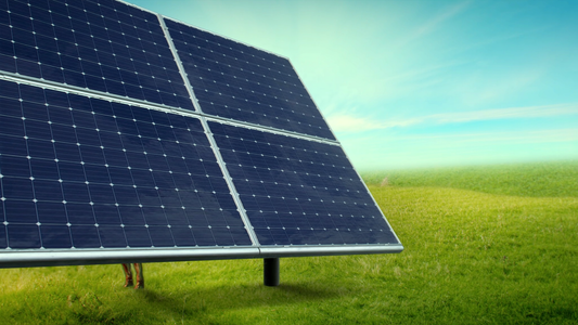 Panneaux photovoltaïques modernes installés dans une prairie sous un ciel bleu, énergie solaire durable