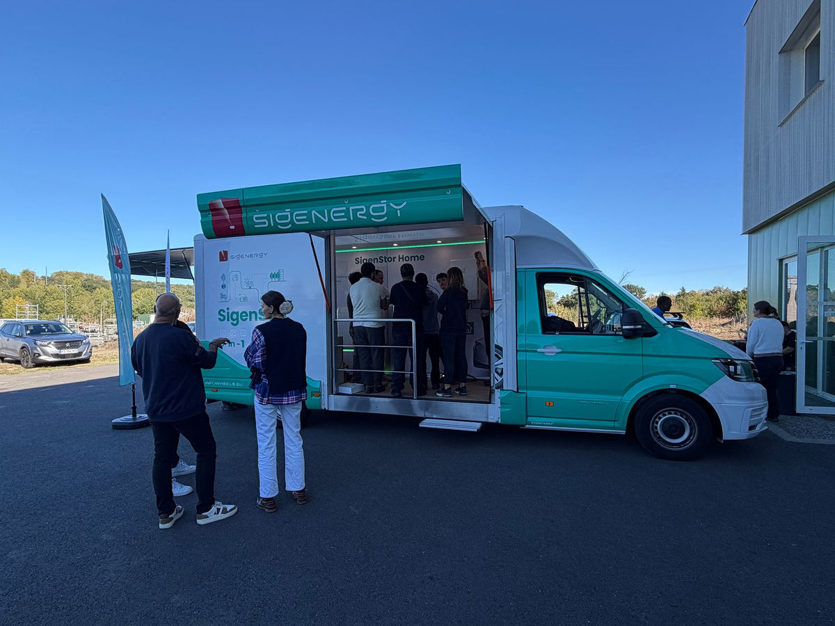 Des visiteurs autour du truck Sigenergy ouvert